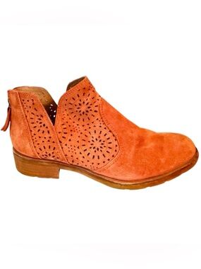 Sofft Barosa Burnt Orange Suede Laser Cut Ankle Booties • Size 7.5